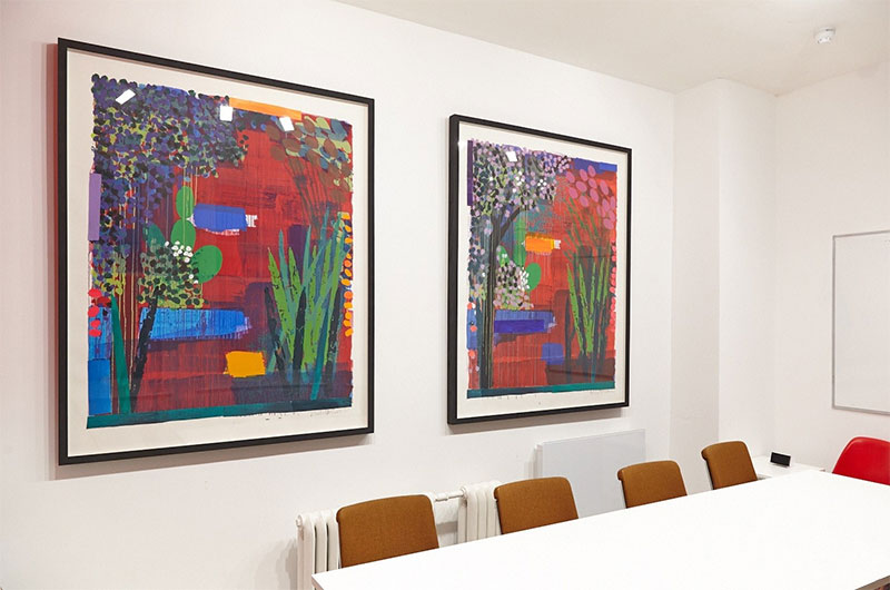 布鲁斯·麦克莱恩的（Bruce McLean）的《单刷版画3》与《单刷版画4》。办公场所中的艺术品据称能提升雇员创造力与工作动力。