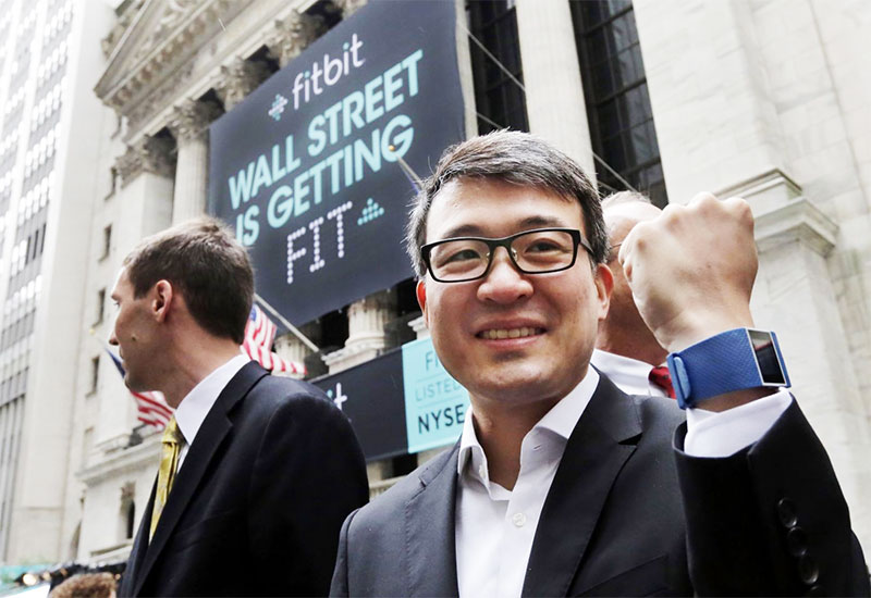 2015年6月18日，Fitbit公司进行首次公开发售，CEO詹姆斯·帕克在纽约证券交易所外展示他的Fitbit Surge智能手表。